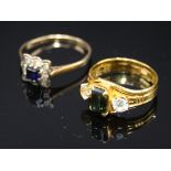 A 22ct gold ring set a tourmaline and two pale aquamarines 5.