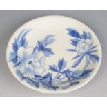 A Japanese porcelain blue and white plate, with floral decoration, diameter 21.2cm.