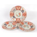 A set of three Japanese Imari lobed dishes, diameters 23.7cm, 26cm and 29cm.