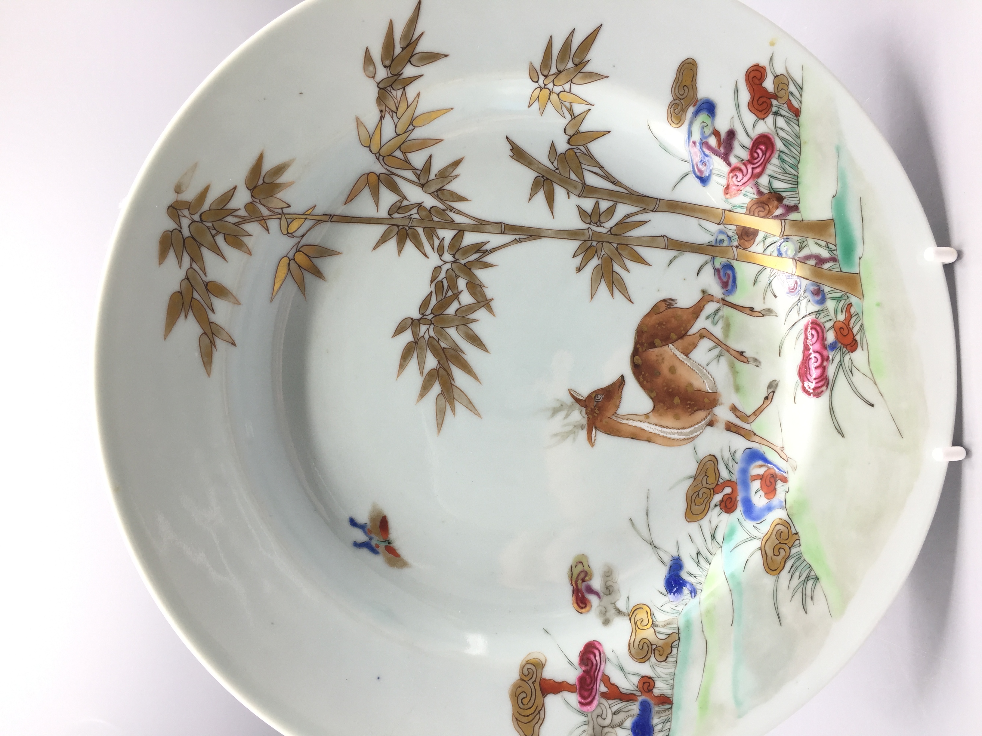 A Chinese export porcelain plate, 18th century, gilt decorated with a deer amongst foliage, - Bild 2 aus 3