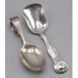 A Queens pattern silver caddy spoon, together with a silver child's spoon, 1.5oz.