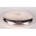 A plain oval silver snuff box with squeeze operated catch, Birmingham 1921, 2.1oz.