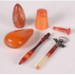 An amber pendant 11.5g, a Chinese agate thimble and four agate specimens.