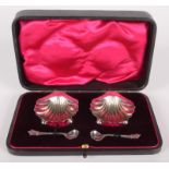 A pair of silver shell salts and matching spoons, Sheffield 1899. 1.3oz. Cased.