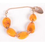 An amber and gold bracelet, 17g.