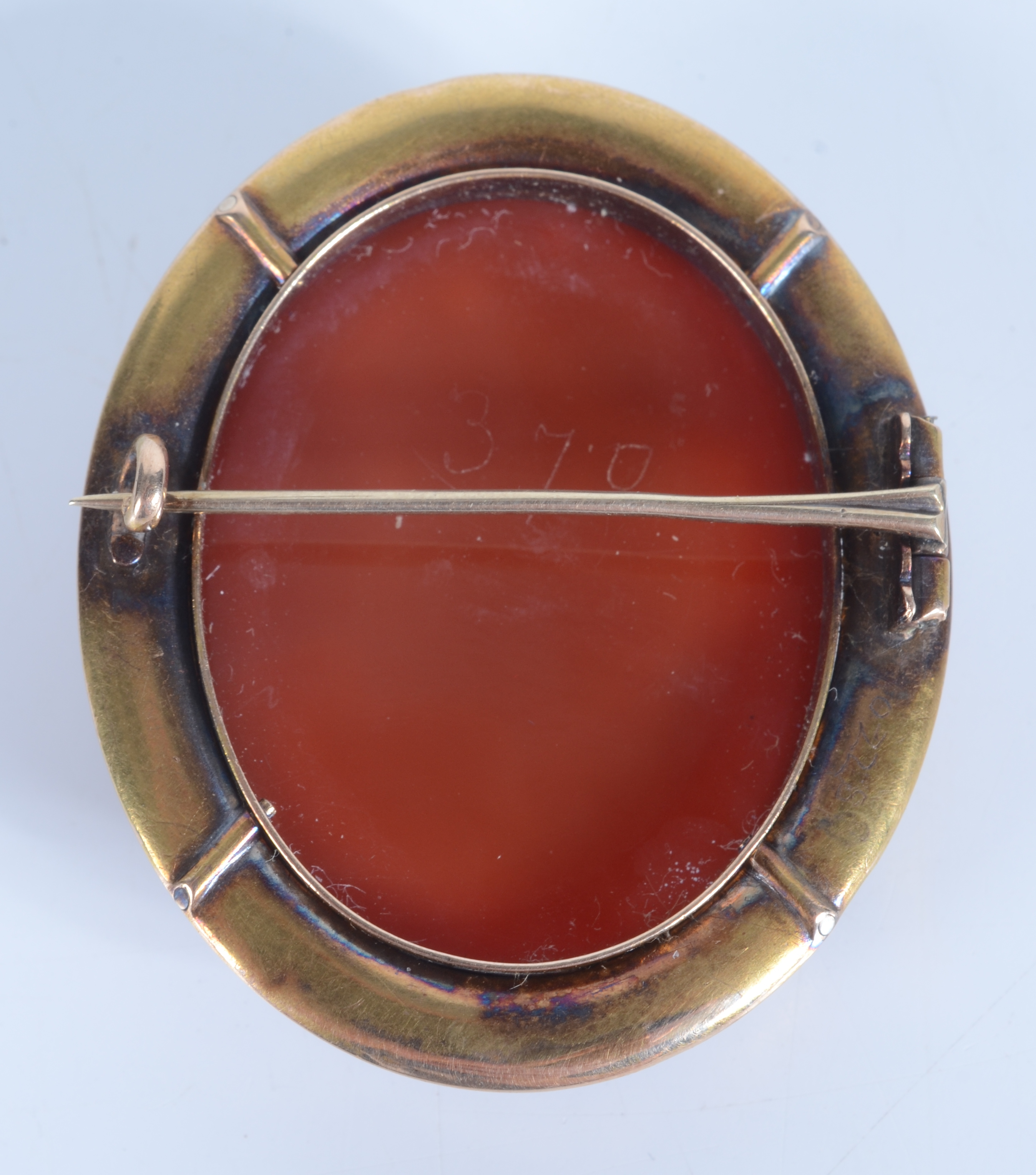 A good carved hardstone cameo in gold brooch mount. - Image 2 of 2