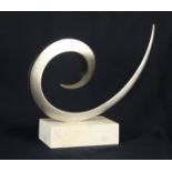 Chris BUCK Wave Matt and polished steel On white marble base Maximum height 22cm,