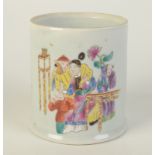 A Chinese famille rose porcelain mug, decorated with figures, height 9.5cm, diameter 8.8cm.