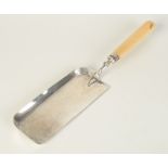 An Asprey silver crumb scoop with ivory handle, London 1910. 6.4oz.