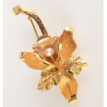 An 18ct gold orchid brooch set a pearl 3.3g.