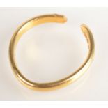 A 22ct gold band, 5.2g.