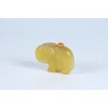 An elephant carved yellow stone snuff bottle, height 4.9cm, width 6.2cm.