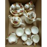 Royal Albert Old Country roses tea service and coffeeware (30 pieces)