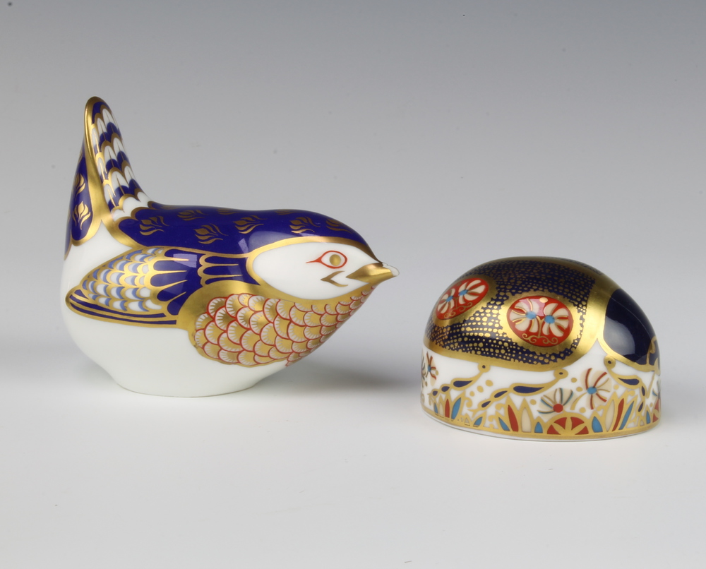 A Royal Crown Derby Imari pattern paperweight in the form of a ladybird with gold stopper 4cm