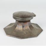 An octagonal silver capstan inkwell of plain form Birmingham 1915, 13cm