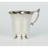 A silver tapered mug with fancy acorn handle, Birmingham 1970, 98 grams