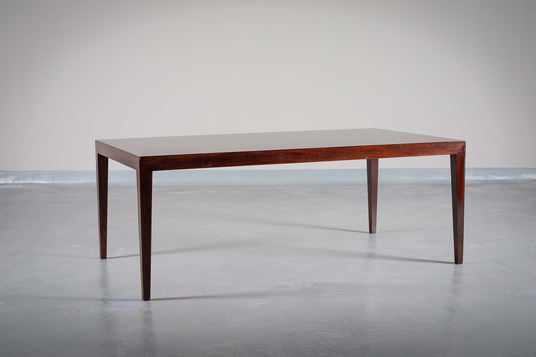 A ROSEWOOD COFFEE TABLE, DANISH 1960s, o