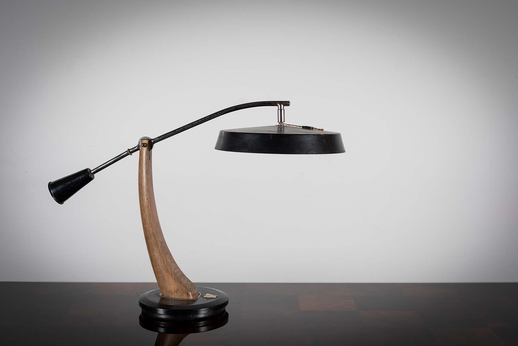 A 1960s EXECUTIVE DESK LAMP, BY FASE, th