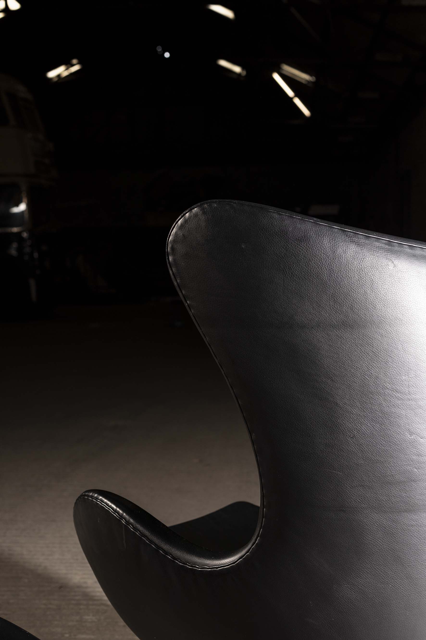 THE EGG CHAIR AND OTTOMAN, BY ARNE JACOBSEN FOR FRITZ HANSEN, EDITION 2008, in hand stitched black - Image 2 of 5