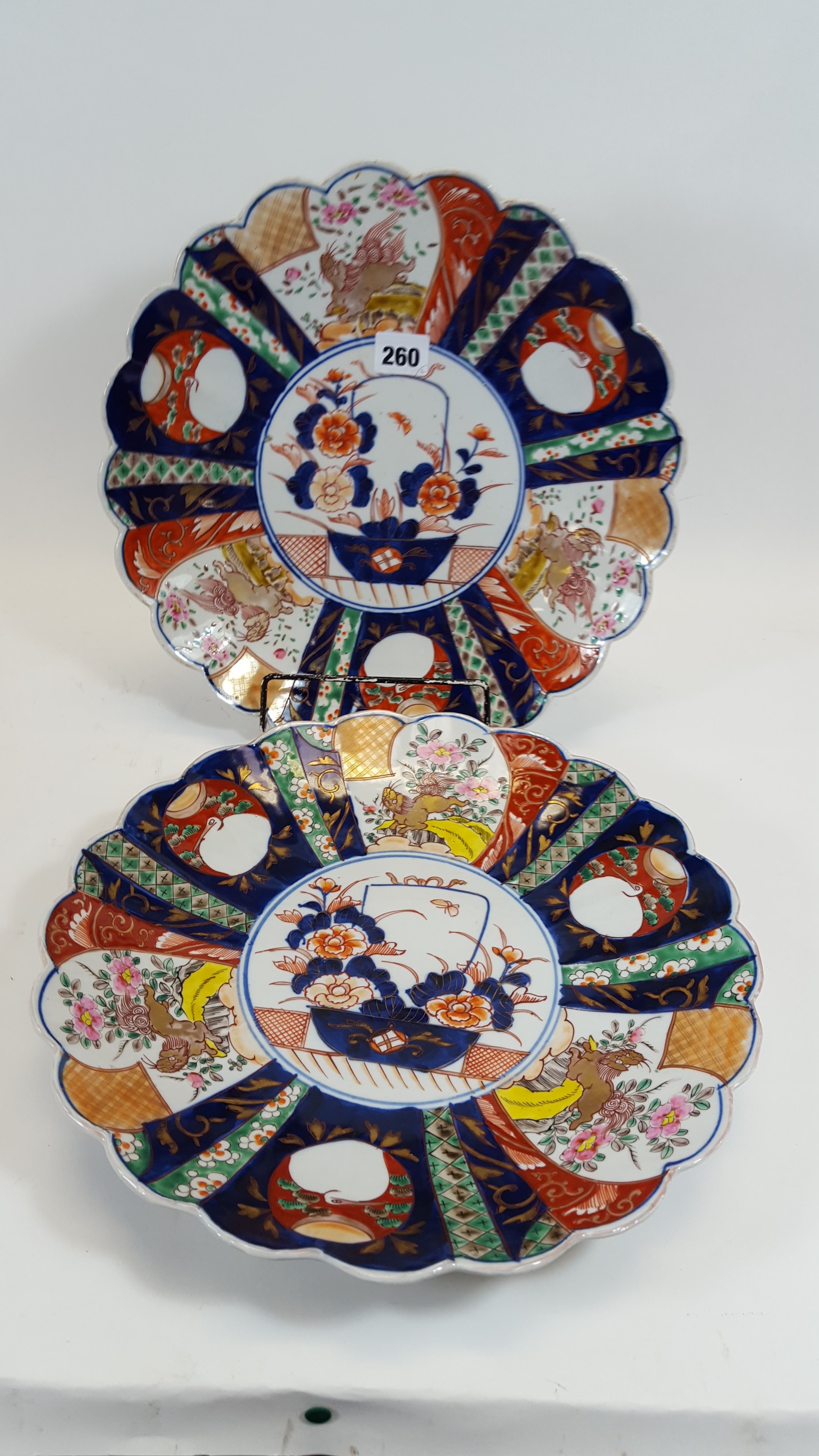 A PAIR OF LATE 19TH CENTURY SCALLOPED EDGE JAPANESE IMARI PORCELAIN DISHED PLATES with central