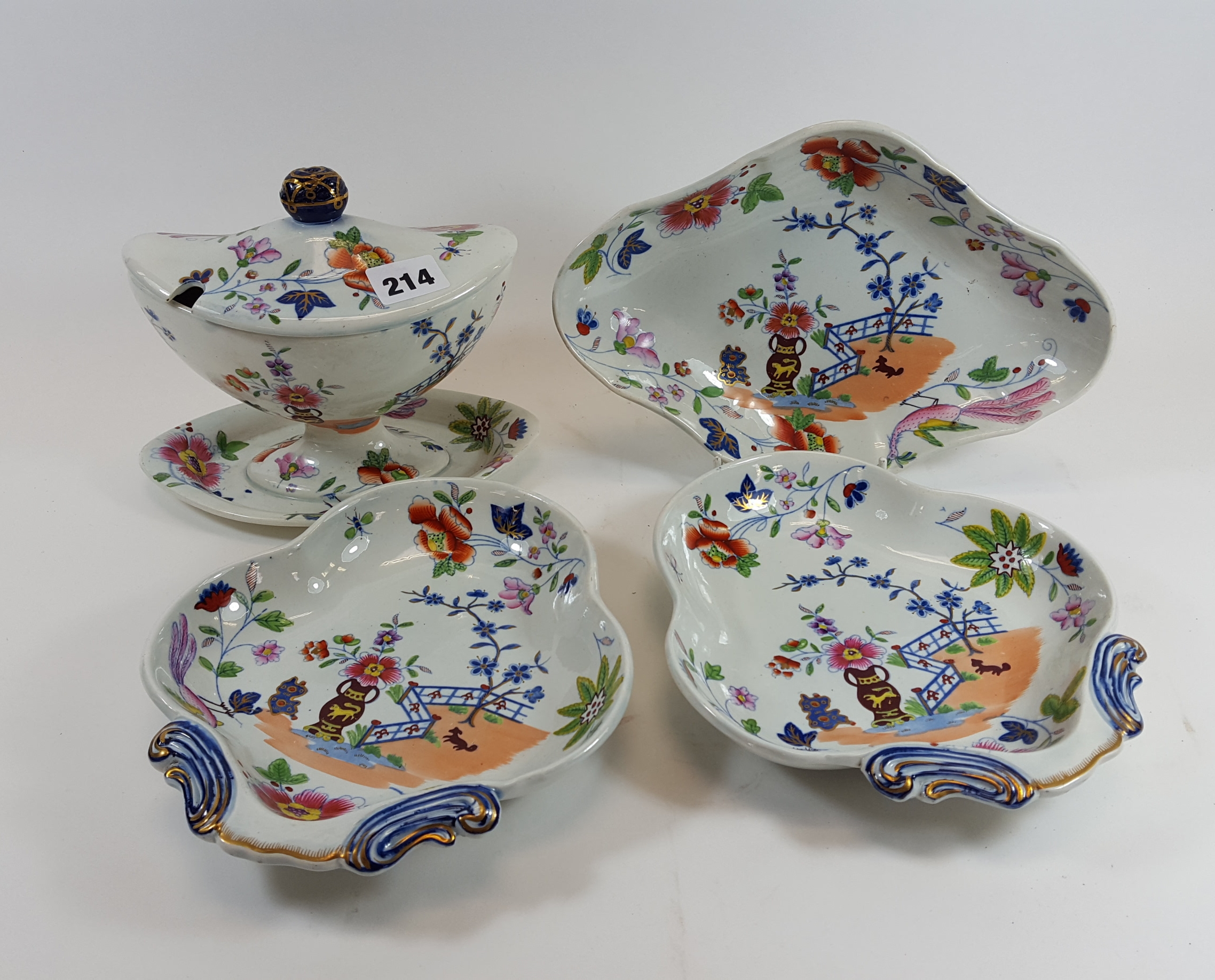 AN EARLY 19TH CENTURY SPODE TYPE SAUCE TUREEN with integral stand and cover decorated with