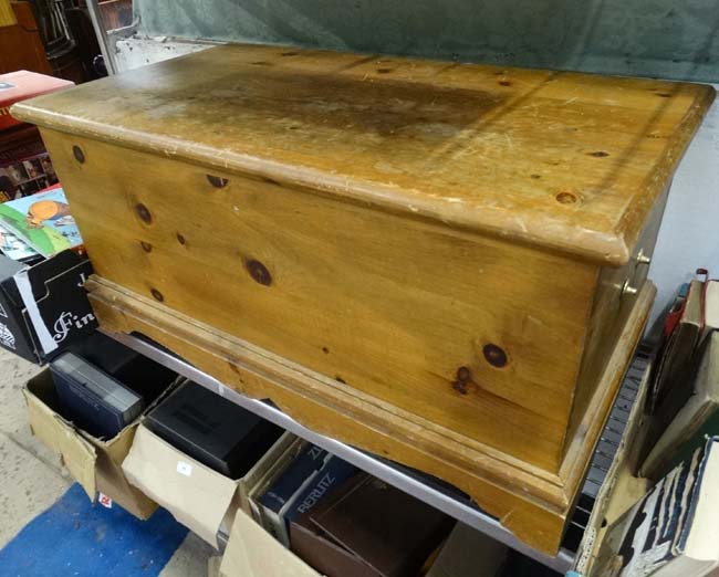 A pine chest/blanket box CONDITION: Please Note - we do not make reference to the - Image 4 of 5
