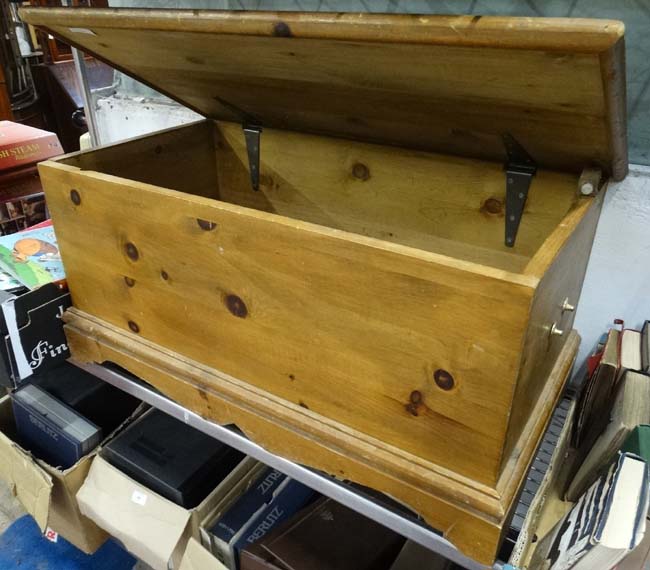 A pine chest/blanket box CONDITION: Please Note - we do not make reference to the - Image 3 of 5