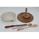 Kitchenalia : Assorted items to include a wooden bread board, bread knife with carved wooden handle,