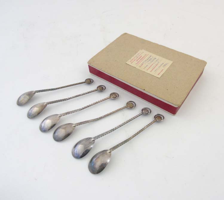 A Boxed set of 6 silver plate mocha spoons with amber cabochon. Marked K MET W. - Image 6 of 9