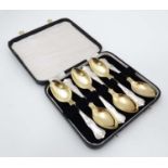 A cased set of 6 silver plated Kings Pattern teaspoons with gilded bowls.