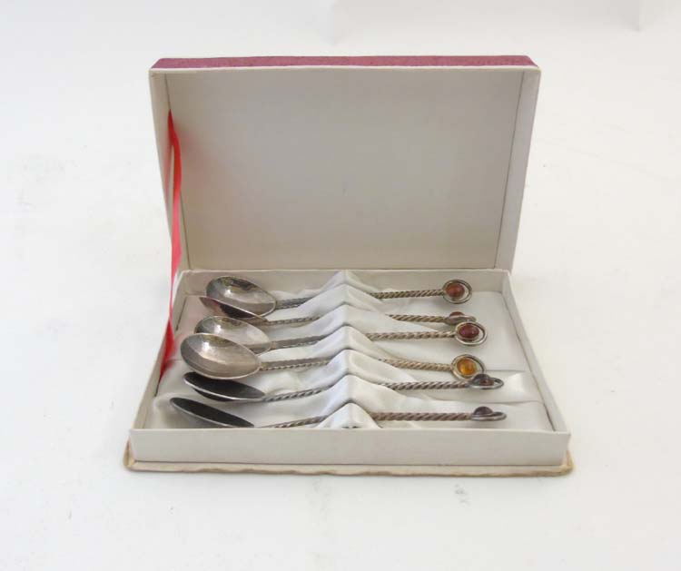 A Boxed set of 6 silver plate mocha spoons with amber cabochon. Marked K MET W. - Image 4 of 9