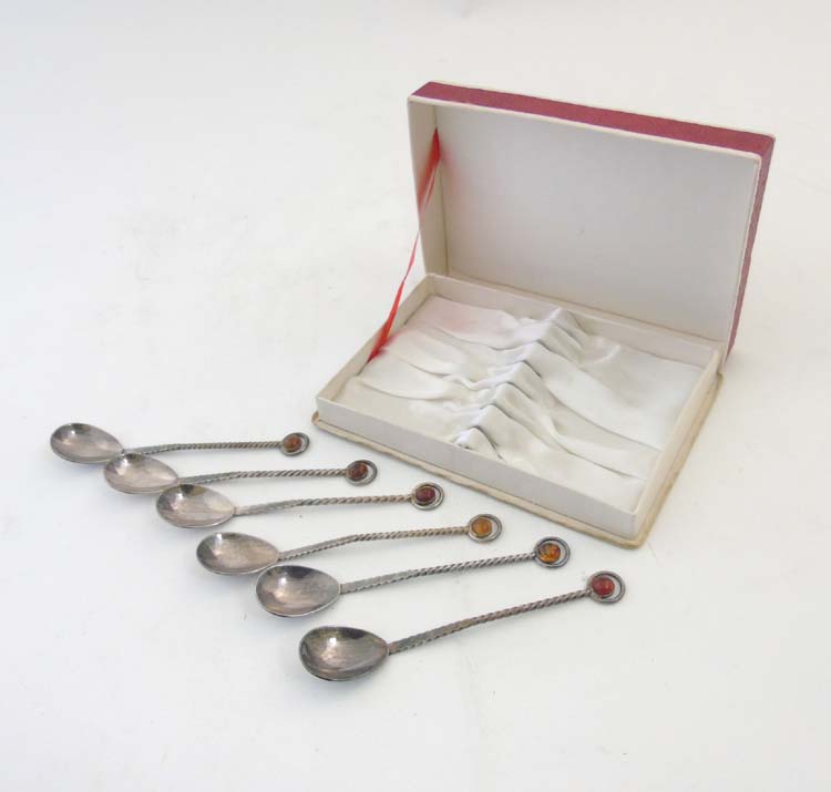 A Boxed set of 6 silver plate mocha spoons with amber cabochon. Marked K MET W. - Image 5 of 9