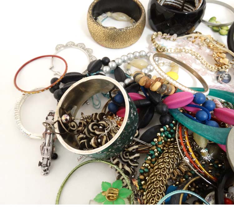 Assorted costume jewellery to include bracelets, - Image 8 of 8