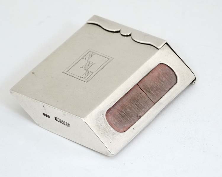A silver vesta / matchbox case with hinged lid and marked under ' Silver J.