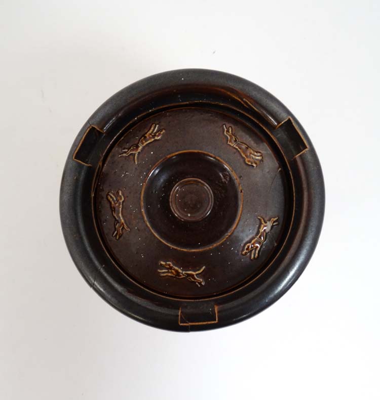 An early 20th C Royal Doulton salt glaze stoneware two- tone tobacco jar and lid decorated with - Image 7 of 7