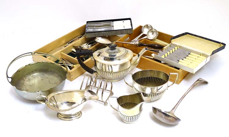 Assorted silver plated wares to include flatware, toast rack, - Image 3 of 10