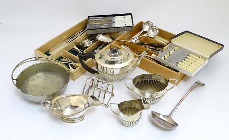 Assorted silver plated wares to include flatware, toast rack, - Image 4 of 10