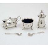 A 3 piece silver cruet set comprising salt pepper and mustard hallmarked Birmingham 1922 ( mustard