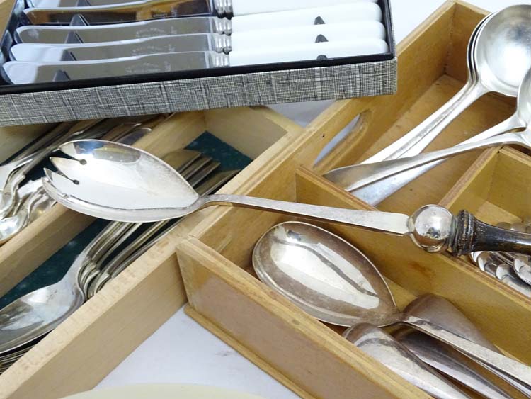 Assorted silver plated wares to include flatware, toast rack, - Image 7 of 10