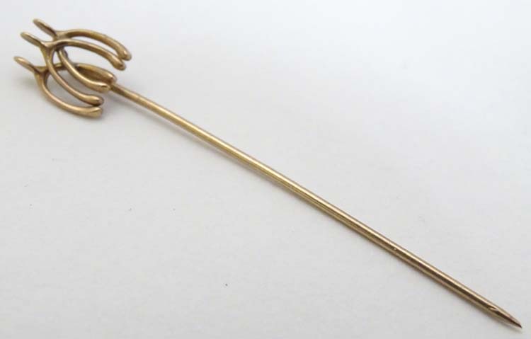 Equine / horse Riding Interest : A yellow metal stick in surmounted by 3 wishbones 2" long overall - Image 3 of 6