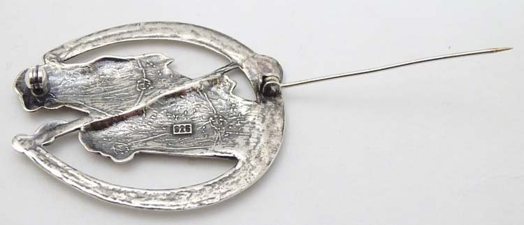 A silver brooch formed as a horseshoe with riding crop / whip and horse head decoration. - Image 5 of 6