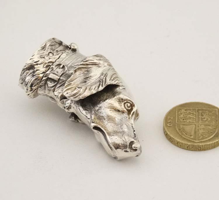 A silver plate novelty vesta formed as a gun dogs head. 21stC .