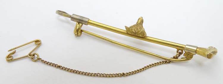 A 9ct gold stock pin / brooch formed as a riding crop / whip with fox head decoration to centre. - Image 4 of 5