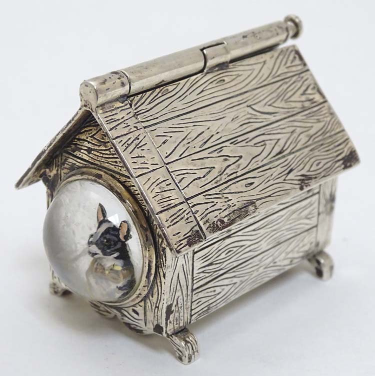 A novelty silver vesta case formed as a dog kennel / dog house with sprung action to roof,