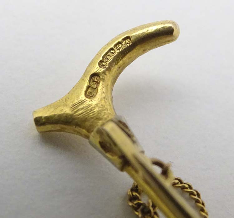 A 9ct gold stock pin / brooch formed as a riding crop / whip with fox head decoration to centre. - Image 2 of 5