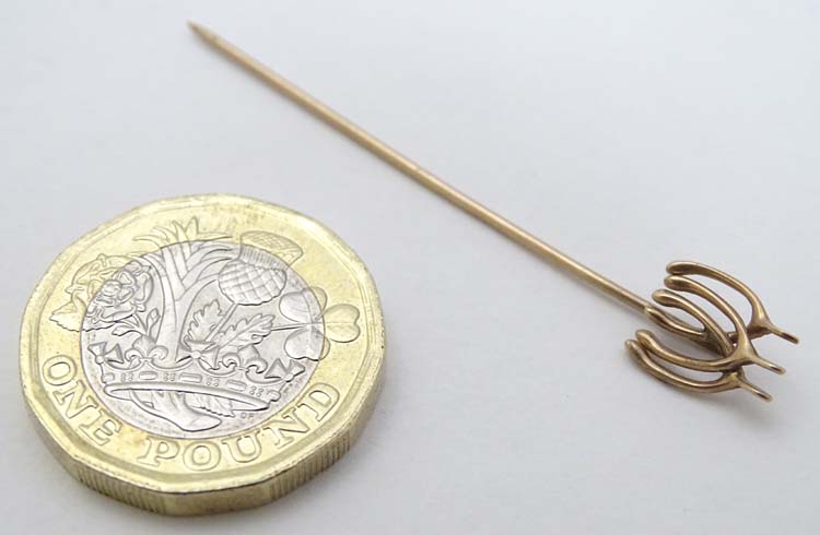 Equine / horse Riding Interest : A yellow metal stick in surmounted by 3 wishbones 2" long overall - Image 4 of 6