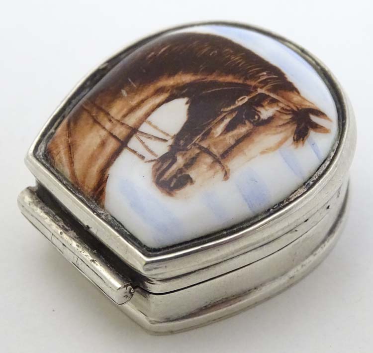 A silver pill box formed as a horseshoe with horse head decoration to top. - Image 4 of 7