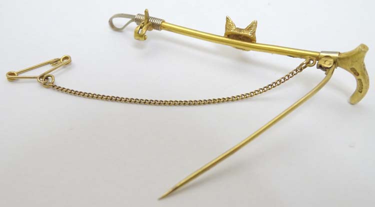 A 9ct gold stock pin / brooch formed as a riding crop / whip with fox head decoration to centre. - Image 5 of 5