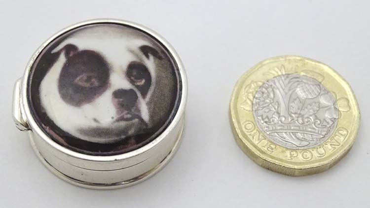 A 925 silver pill box with monochrome image to lid depicting the head of a French Bulldog. - Image 3 of 5