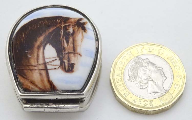 A silver pill box formed as a horseshoe with horse head decoration to top. - Image 3 of 7